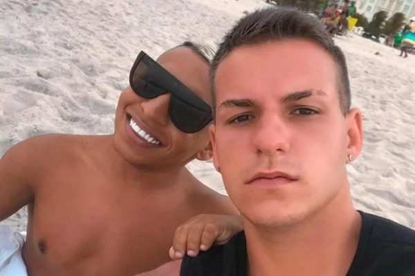 Tokinho flagra namorado beijando outro e toma atitude drástica