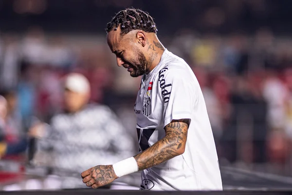 Foto colorida de Neymar chorando após 6 x 0 - Metrópoles