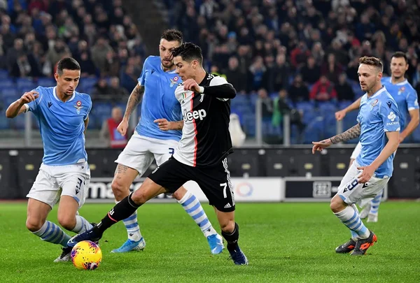 Juventus perde invencibilidade para Lazio e mantém Inter na ponta