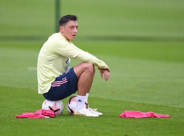 Fora da lista da Liga Europa, Özil é problema caríssimo para o Arsenal