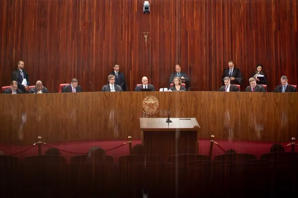 Imagem colorida do plenário do TSE em julgamento de três ações contra Jair Bolsonaro