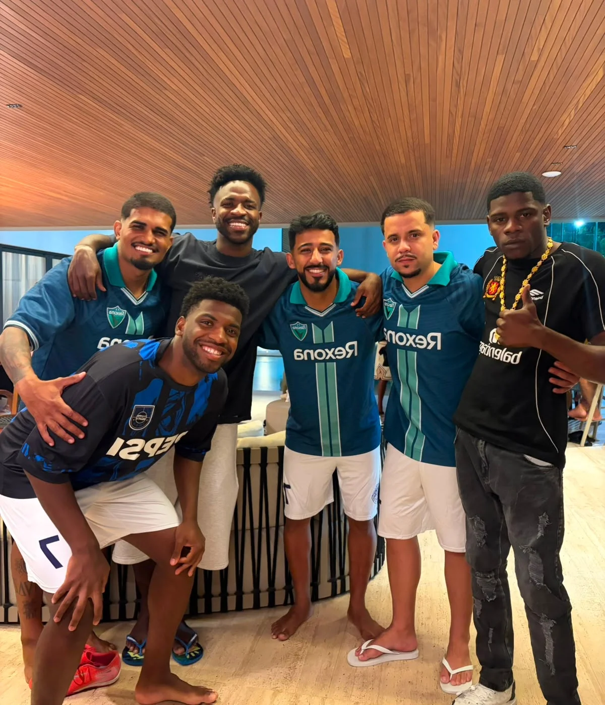 Vini Jr. com os amigos em sua mansão. Vini Jr. com os amigos em sua mansão.