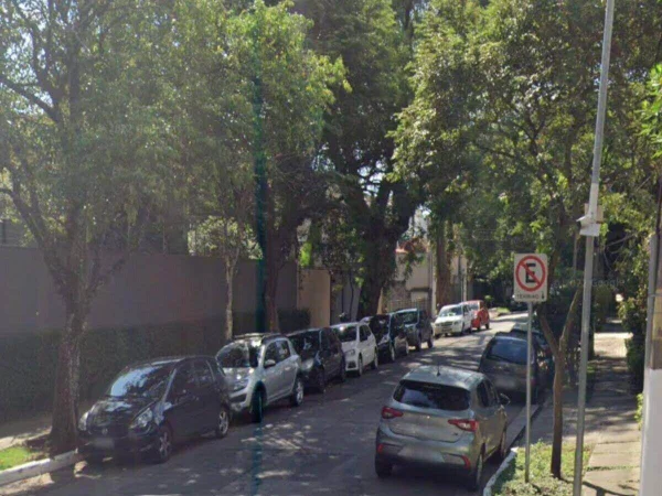 Foto colorida mostra rua onde está localizada casa da família Matsunaga