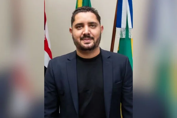 Imagem colorida mostra prefeito de Ourinhos afastado. Metrópoles