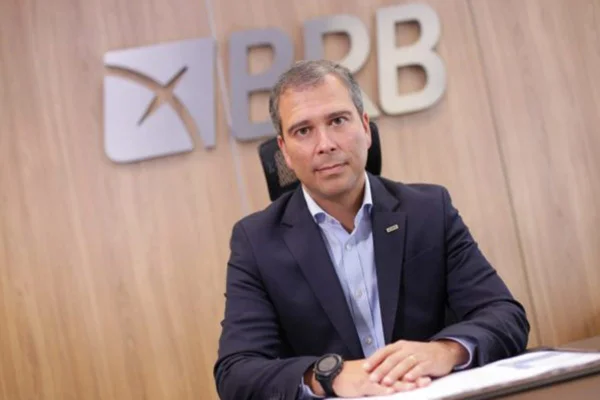 Foto colorida de presidente do BRB