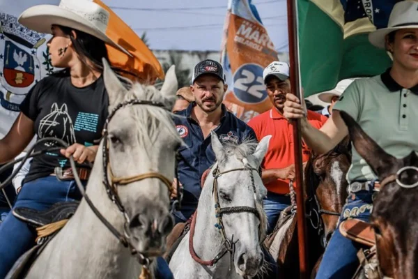 Prefeito de cidade no Rio viola decreto e participa de aglomeração