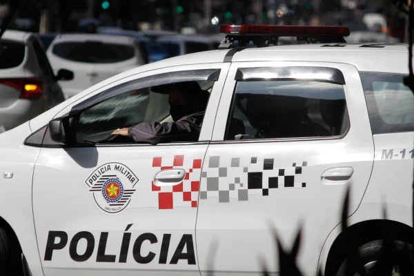 Policia Militar de São Paulo PMSP PM SP durante policimento na capital paulista. Policial dirige viatura. Crimes - Metrópoles