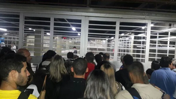 Metrô fica completamente parado após invasão nos trilhos