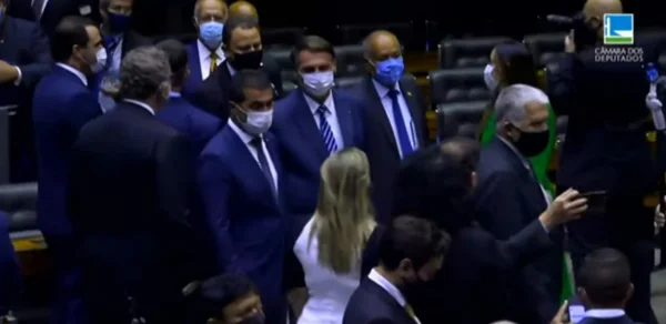 Bolsonaro e Luis Miranda se reencontram e não se cumprimentam, na sessão solene