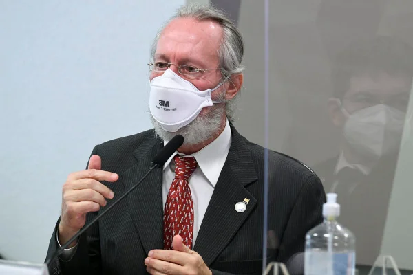 Ex-diretor da Anvisa diz que faltou coordenação nacional na pandemia