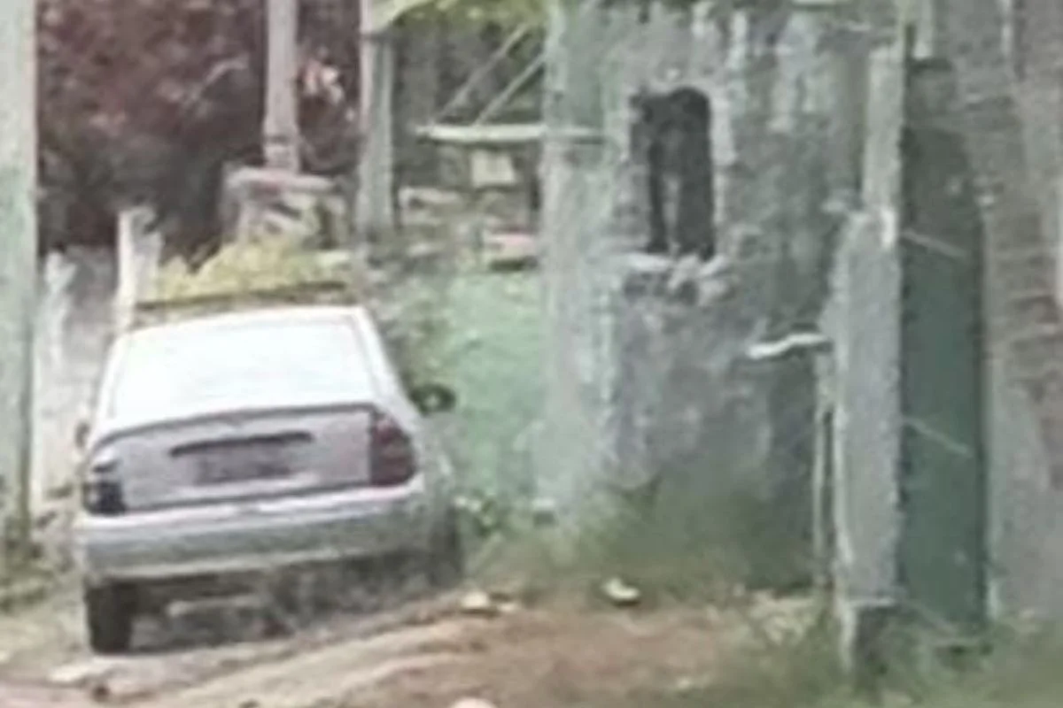 Carro utilizado por atirador foragido foi encontrado pelas polícias Civil e Militar. Carro utilizado por atirador foragido foi encontrado pelas polícias Civil e Militar.