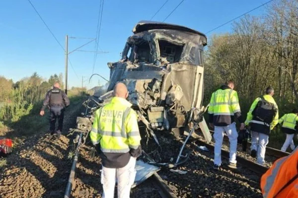 Colisão entre trem-bala e caminhão deixa um morto e vários feridos