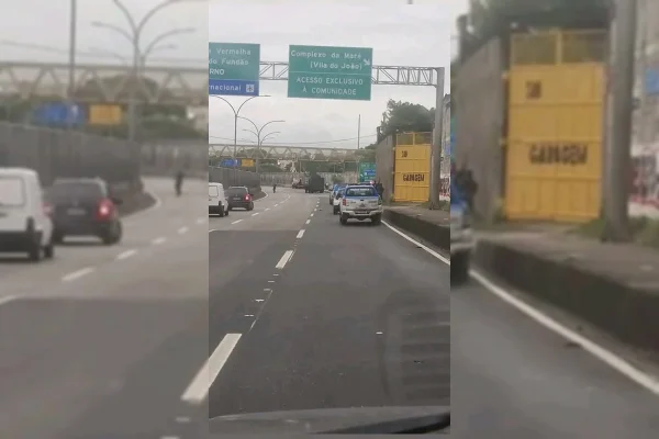 Imagem colorida de tiroteio na Comunidade da Maré, no Rio de Janeiro