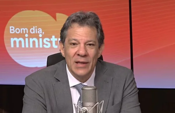 Imagem colorida do ministro da Fazenda, Fernando Haddad, no programa "Bom dia, Ministro", da EBC - Metrópoles