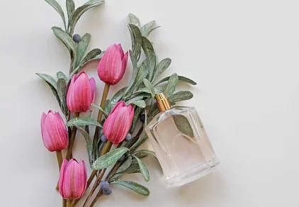 Nove perfumes florais para quem adora carregar o frescor da primavera