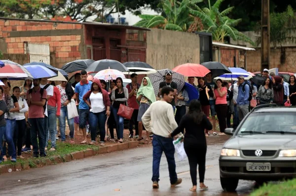 Sob chuva, 1,5 mil enfrentam fila em busca de emprego no DF