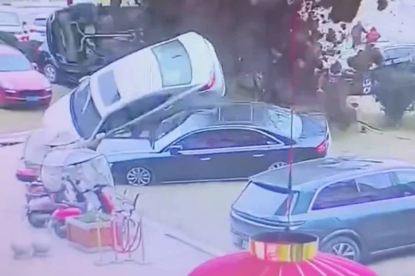 Imagem colorida de explosão de carro na China