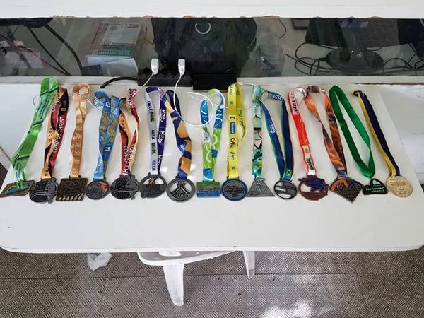 PM encontra 15 medalhas de corrida com morador de rua na Asa Sul