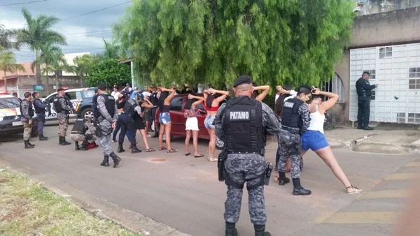 Adolescentes matam aula para participar de “festa do bolo doido”