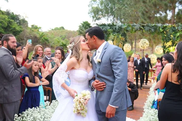 Fernanda Guimarães e Daniel Silva selam união em cerimônia ao ar livre