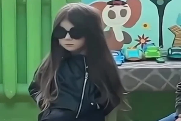 Frame de vídeo. Garota viraliza com pantufas de coleho - Metrópoles