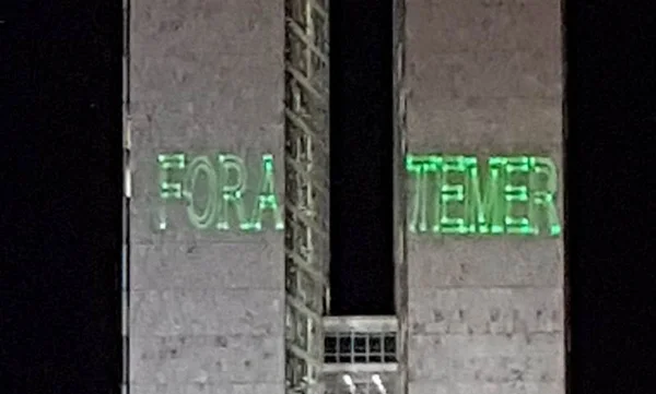 Manifestantes protestam com projeções de “Fora, Temer” no Congresso