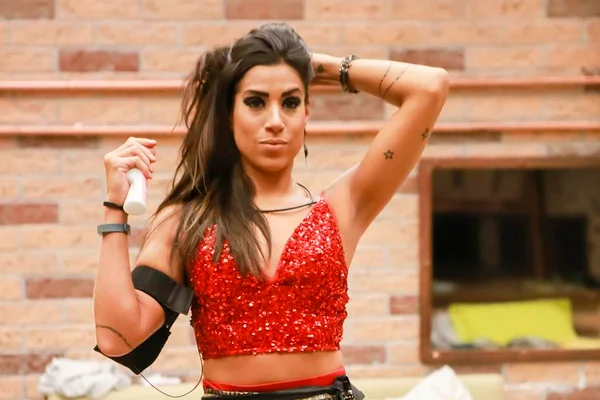 Ex-BBB Juliana aparece como bailarina no “Faustão”