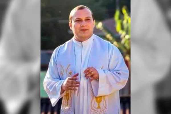Foto colorida de padre flagrado bêbado causando confusão em posto de gasolina.; - Metrópoles