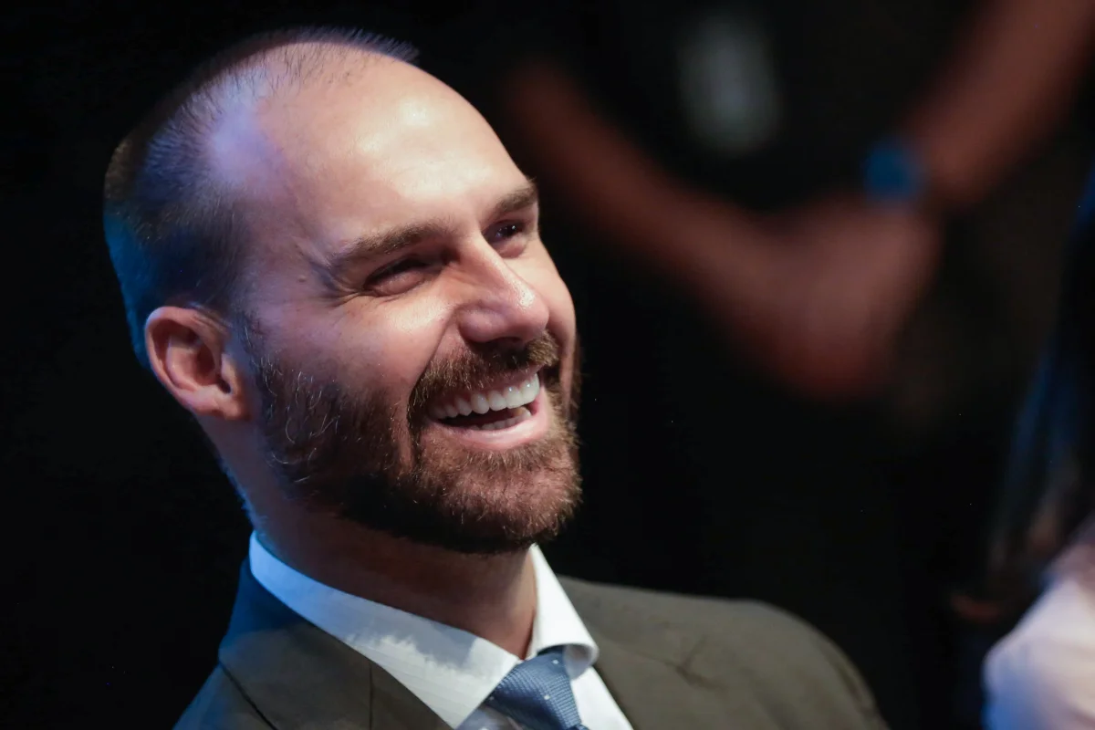 Eduardo descarta cidadania americana e mira retorno ao Brasil