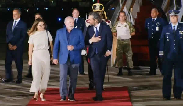 Lula desembarca em Buenos Aires para cumprir 1ª agenda internacional