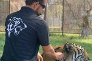 Cuidador de animais Ryan Easley