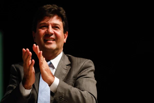 Popularidade de Mandetta dispara e deixa Guedes e Moro ofuscados