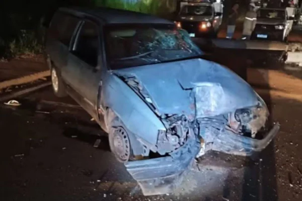 Adolescente pega carro do pai, bate em poste e deixa bairro sem luz