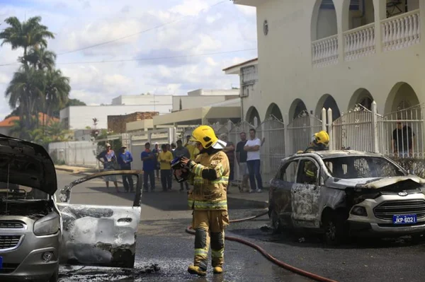 Ex-funcionário incendeia carros de embaixada no Lago Sul e acaba preso