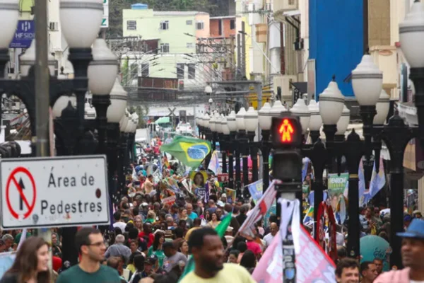 Pessoas indo votar
