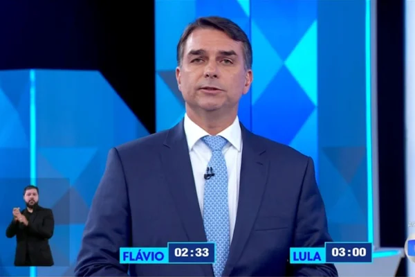 Flávio Bolsonaro durante debate na TV Globo - Metrópoles