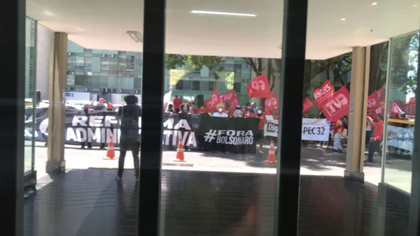 Manifestantes fazem ato em Brasília contra a reforma administrativa