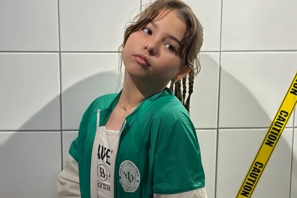 Sophia Eldo posa, de look verde e branco, para as redes sociais - Metrópoles