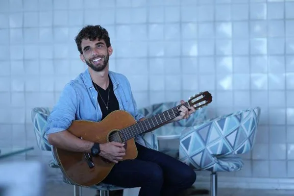 Tauã Cordel tocando violão
