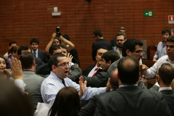 Ultimate Fight OAB-DF. Chapas rivais trocam socos antes de debate