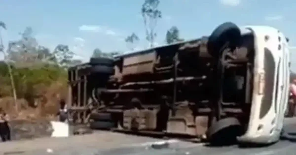 Mulher morre e 12 ficam feridas em acidente com micro-ônibus na Bahia