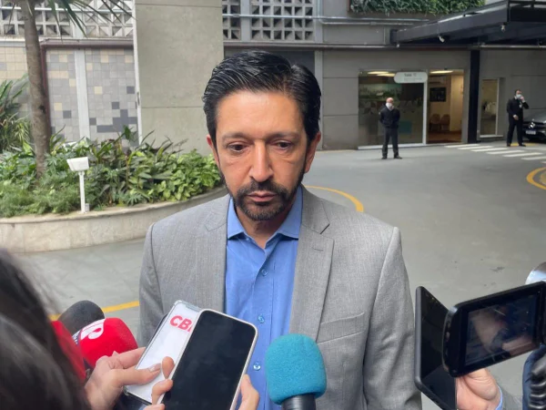 Foto colorida mostra prefeito Ricardo Nunes em entrevista coletiva