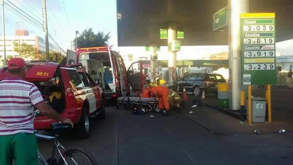 Homem de 53 anos tem AVC e bate carro em bomba de combustível