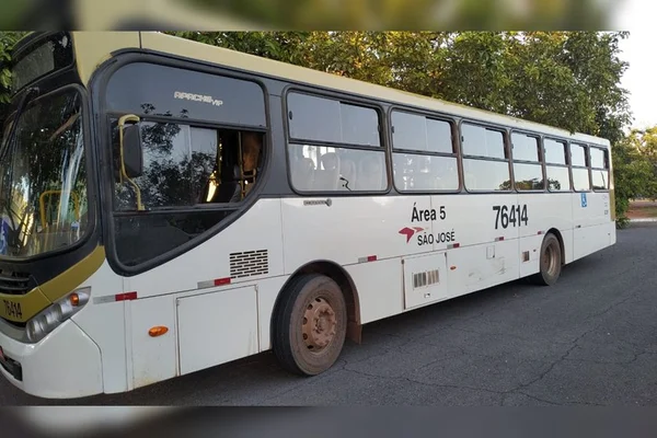 Passageiros de ônibus reagem a assalto e agridem adolescente no DF