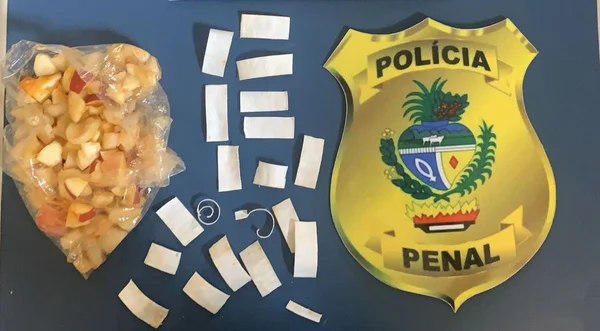 GO: mulher é presa ao tentar entregar droga dentro de maçã em presídio