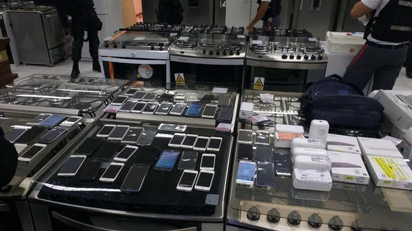 Homem tenta roubar R$ 140 mil em celulares de shopping
