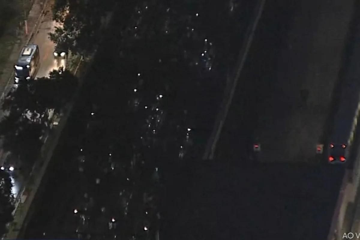 Fogo em trem paralisa linhas 11, 12 e 13 e usuários andam nos trilhos - imagem 1 Fogo em trem paralisa linhas 11, 12 e 13 e usuários andam nos trilhos - imagem 1