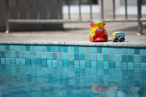 Imagem colorida,criança é reanimada após se afogar na piscina-Metrópoles