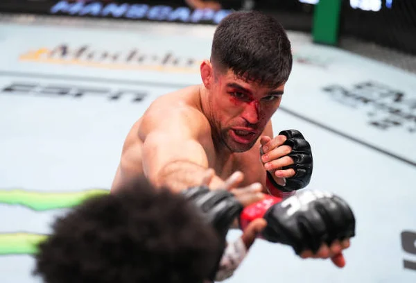 O brasileiro Vicente Luque, em luta de UFC em Vegas