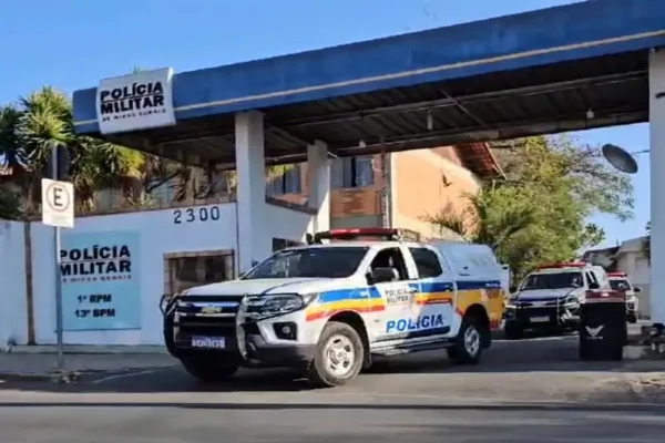 Imagem colorida, carro da polícia militar MG saindo do batalhão - Metrópoles